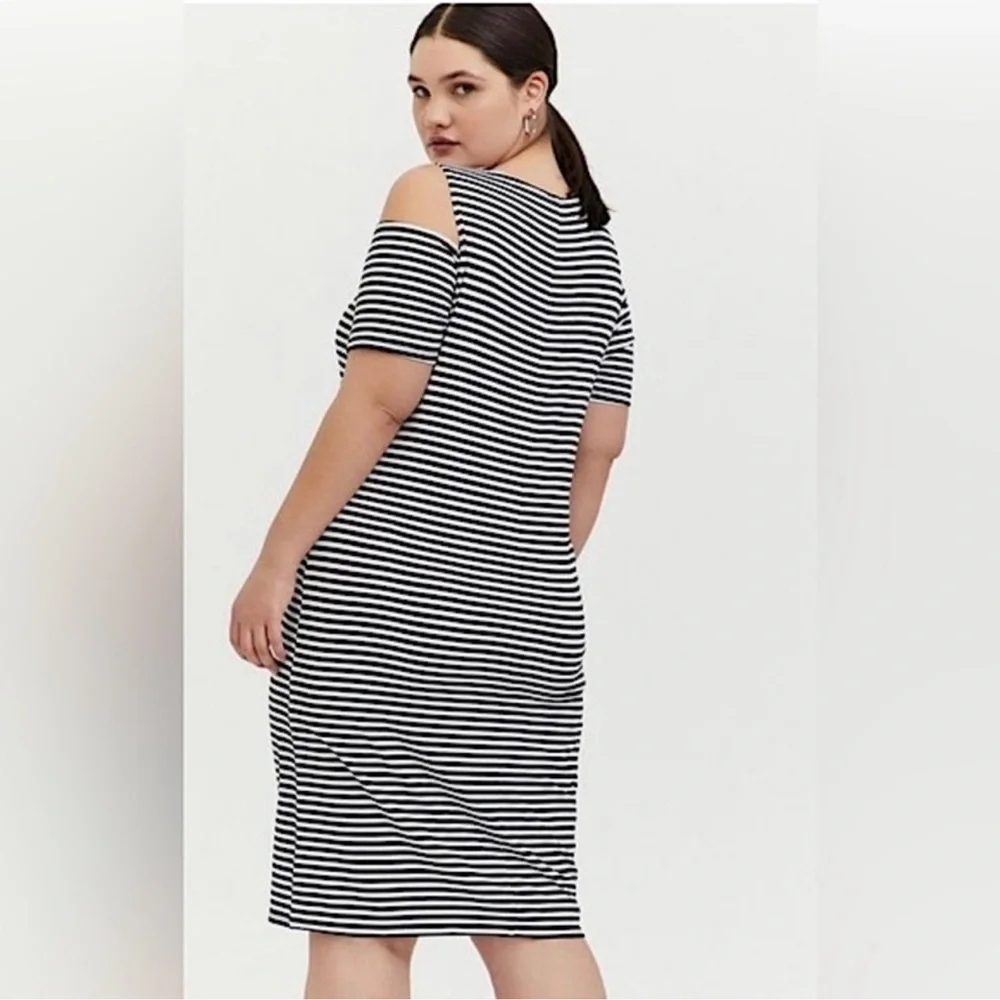 Torrid Striped Cold Shoulder Bodycon Dress Black and White Stripes Size 00/L - Picture 3 of 9